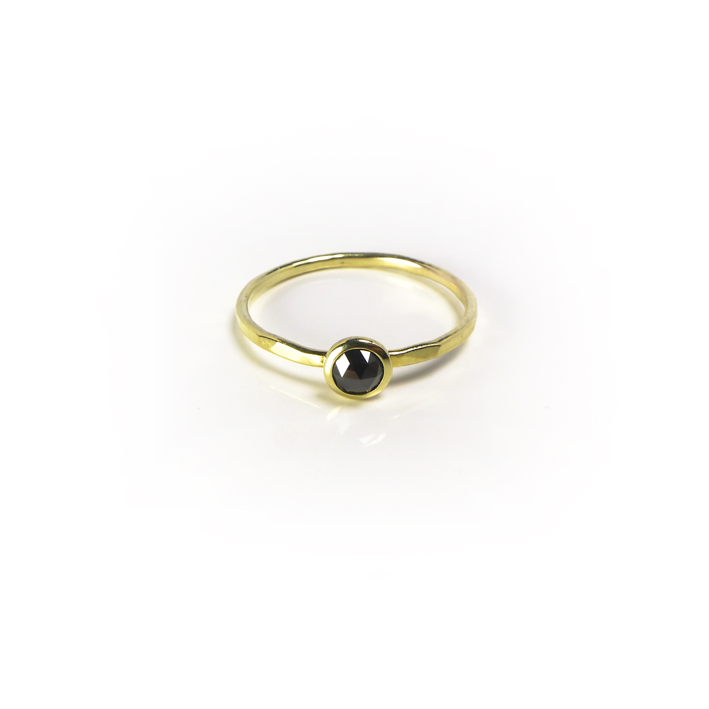 hammered yellowgold ring with a black rosecut diamond